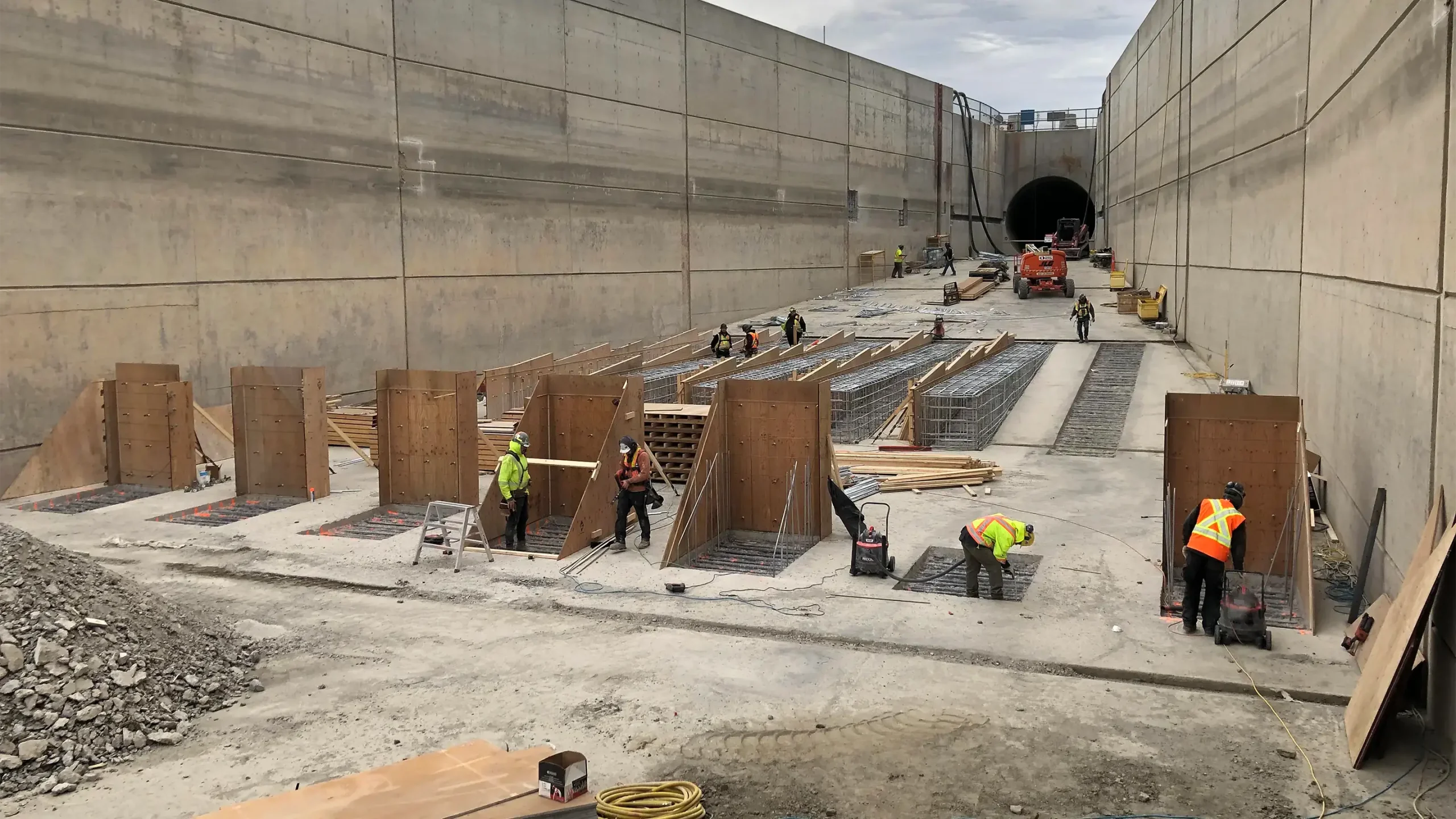 Baffle and chute blocks being formed at Gardiner Dam tunnel 5