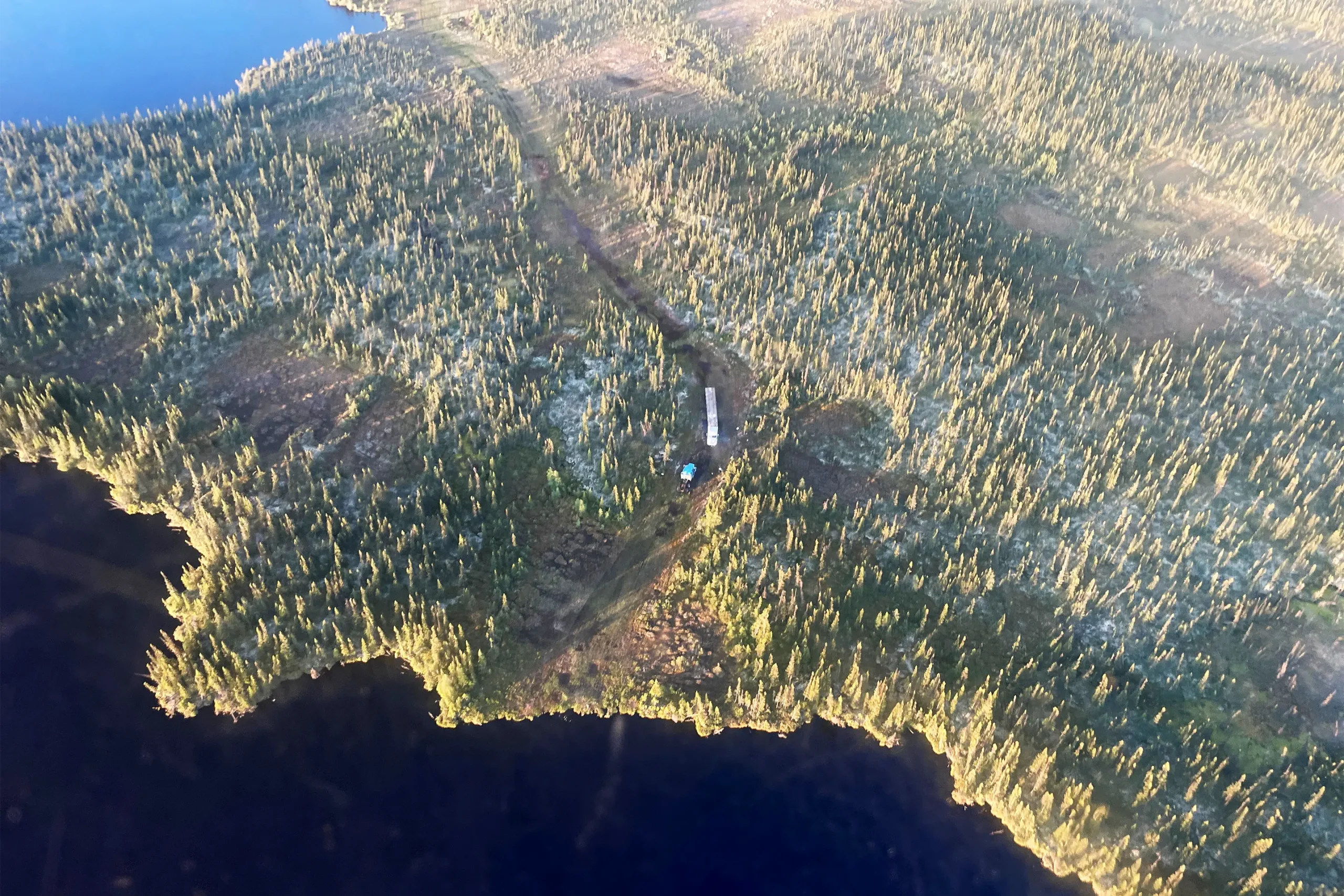 A bird’s‑eye view of a road running through Fort Severn First Nation